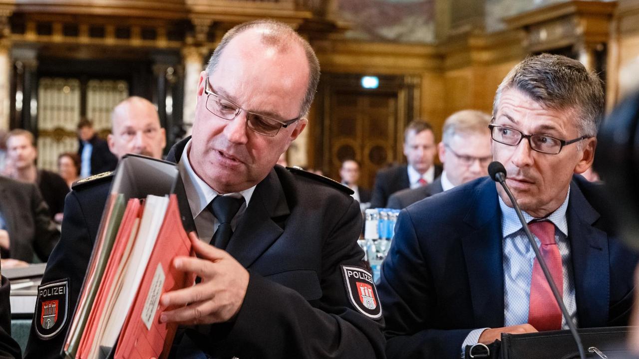  Hartmut Dudde (l.), Gesamtpolizeiführer beim G20 Treffen 2017 in Hamburg und Ralf Martin Meyer, Polizeipräsident Hamburgs, sitzen im Sonderausschuss zu den gewalttätigen Ausschreitungen rund um den G20 Gipfel. 