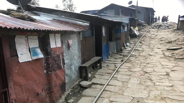 Die meisten Menschen in Barpak wohnen noch in Wellblechbehausungen
