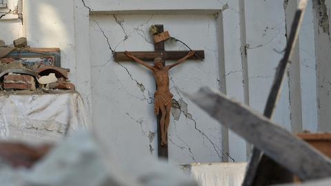 Das Bild zeigt ein Kruzifix in der beschädigten Kirche in San Lorenzo, Italien, nach einem schweren Erdbeben. Das Foto wurde am 27.08.2016 aufgenommen.
