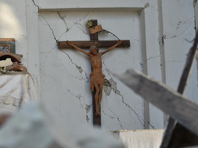 Das Bild zeigt ein Kruzifix in der beschädigten Kirche in San Lorenzo, Italien, nach einem schweren Erdbeben. Das Foto wurde am 27.08.2016 aufgenommen.