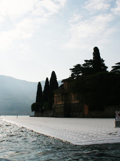 Christos "Floating Piers": Die Potons sind so konstruiert, dass sie mit der Wasserkante abschließen.