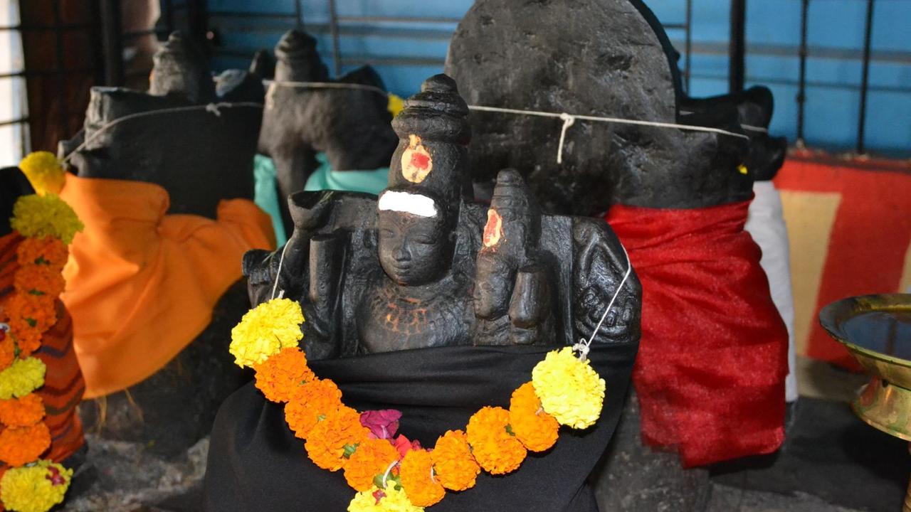 Hinduistische Planetenstatuen im Shree Vara Siddhi Vinayaka Navagraha Temple (Navi Mumbai)