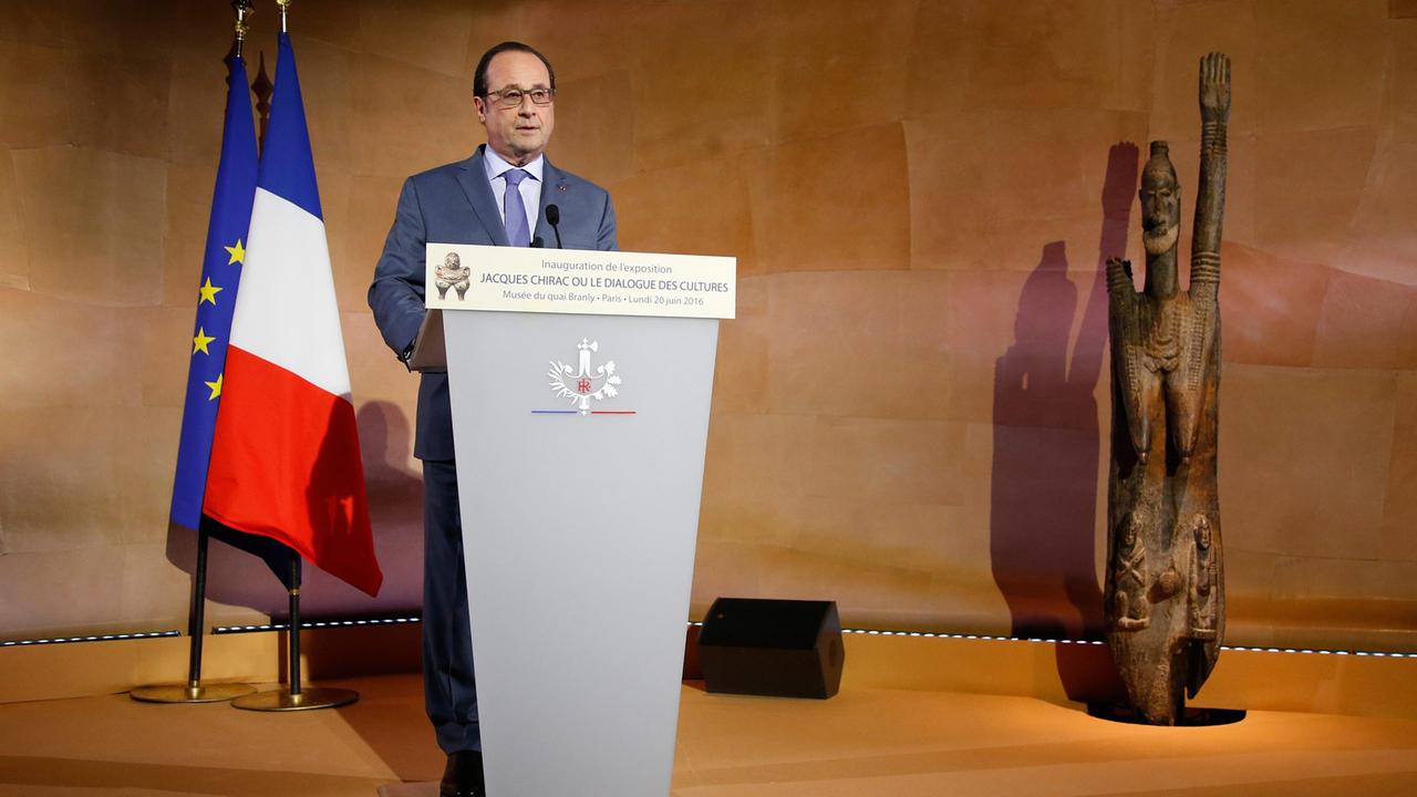 Frankreichs Staatspräsident Francois Hollande bei der Eröffnung einer Ausstellung Ausstellung im Musée du quai Branly zu Ehren von Jacques Chirac.