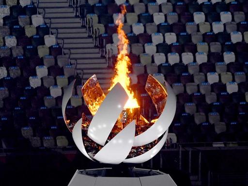 Das Olympische Feuer brennt während der Abschlusszeremonie.
