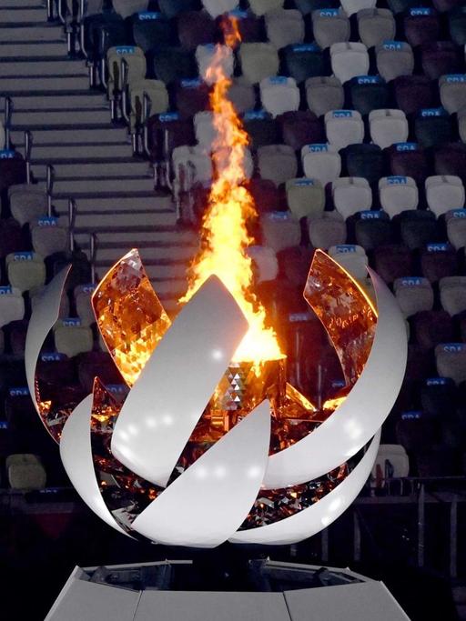 Das Olympische Feuer brennt während der Abschlusszeremonie.