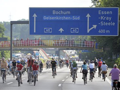 Radfahrer fahren zwischen Essen und Bochum auf der Autobahn 40. Diese ist für das Projekt "Still-Leben" gesperrt.