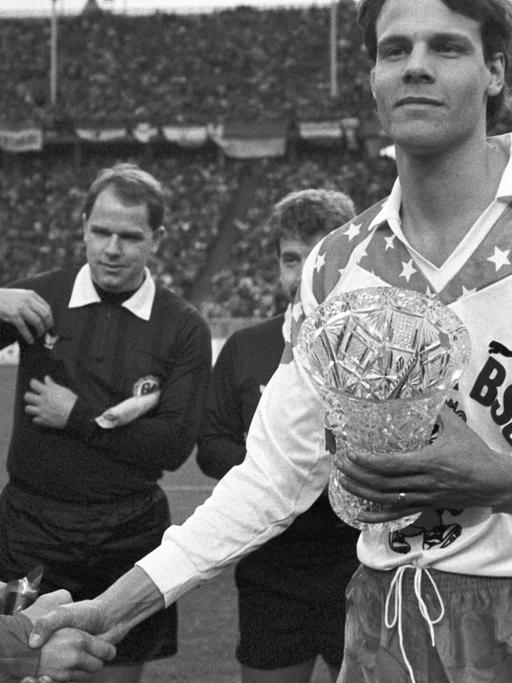 Die beiden Mannschaftskapitäne geben sich vor Beginn des innerstädtischen "Fußball-Gipfels" zwischen Hertha BSC und Union Berlin am 27.01.1990 im Olympiastadion in Berlin die Hand.
