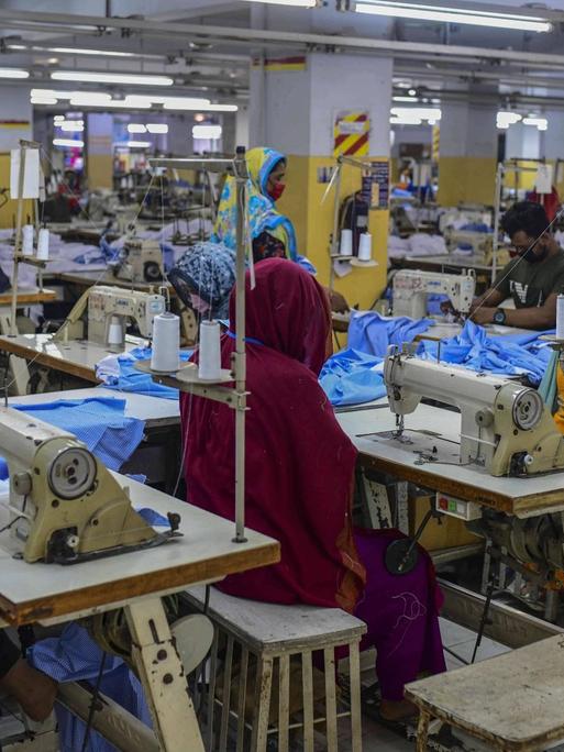 Arbeiterinnen arbeiten in einer Textilfabrik in Bangladesch.