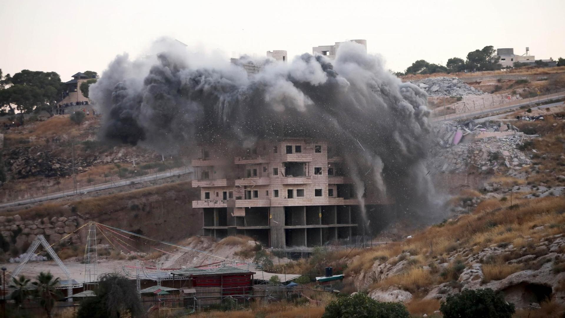 Israelische Streitkräfte sprengen ein Gebäude in einem palästinensischen Dorf.