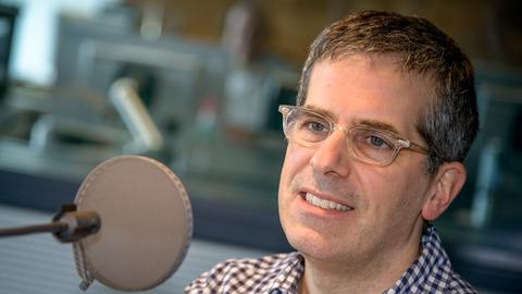 Jonathan Lethem, US-Autor des Buchs "Der Garten der Dissidenten", das von einer zerrissenen amerikanischen Familie handelt, beim Interview im Deutschlandradio Kultur am 5. März 2014.