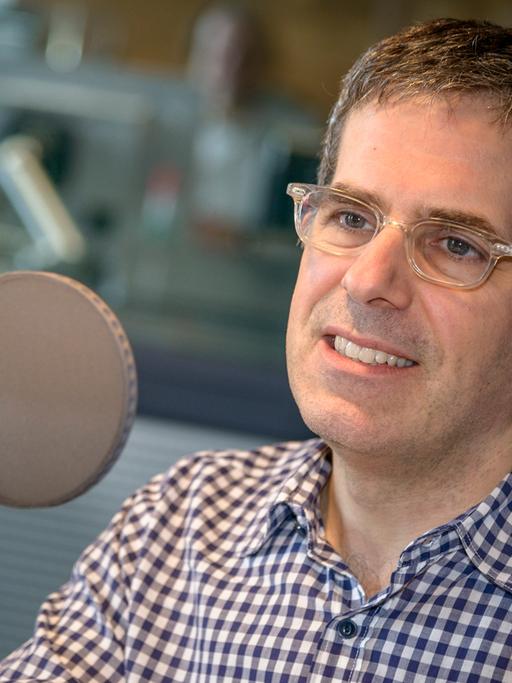 Jonathan Lethem, US-Autor des Buchs "Der Garten der Dissidenten", das von einer zerrissenen amerikanischen Familie handelt, beim Interview im Deutschlandradio Kultur am 5. März 2014.