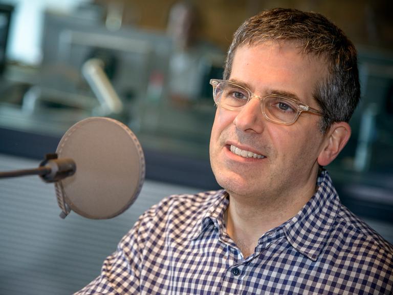 Jonathan Lethem, US-Autor des Buchs "Der Garten der Dissidenten", das von einer zerrissenen amerikanischen Familie handelt, beim Interview im Deutschlandradio Kultur am 5. März 2014.