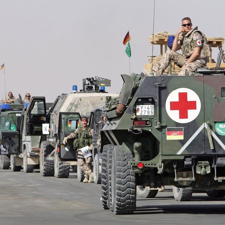 Deutsche Soldaten in gepanzerten Fahrzeugen am Flughafen beim Bundeswehrstandort Camp Marmal in Mazar-i-Sharif . Afghanistan . 22.08.2006