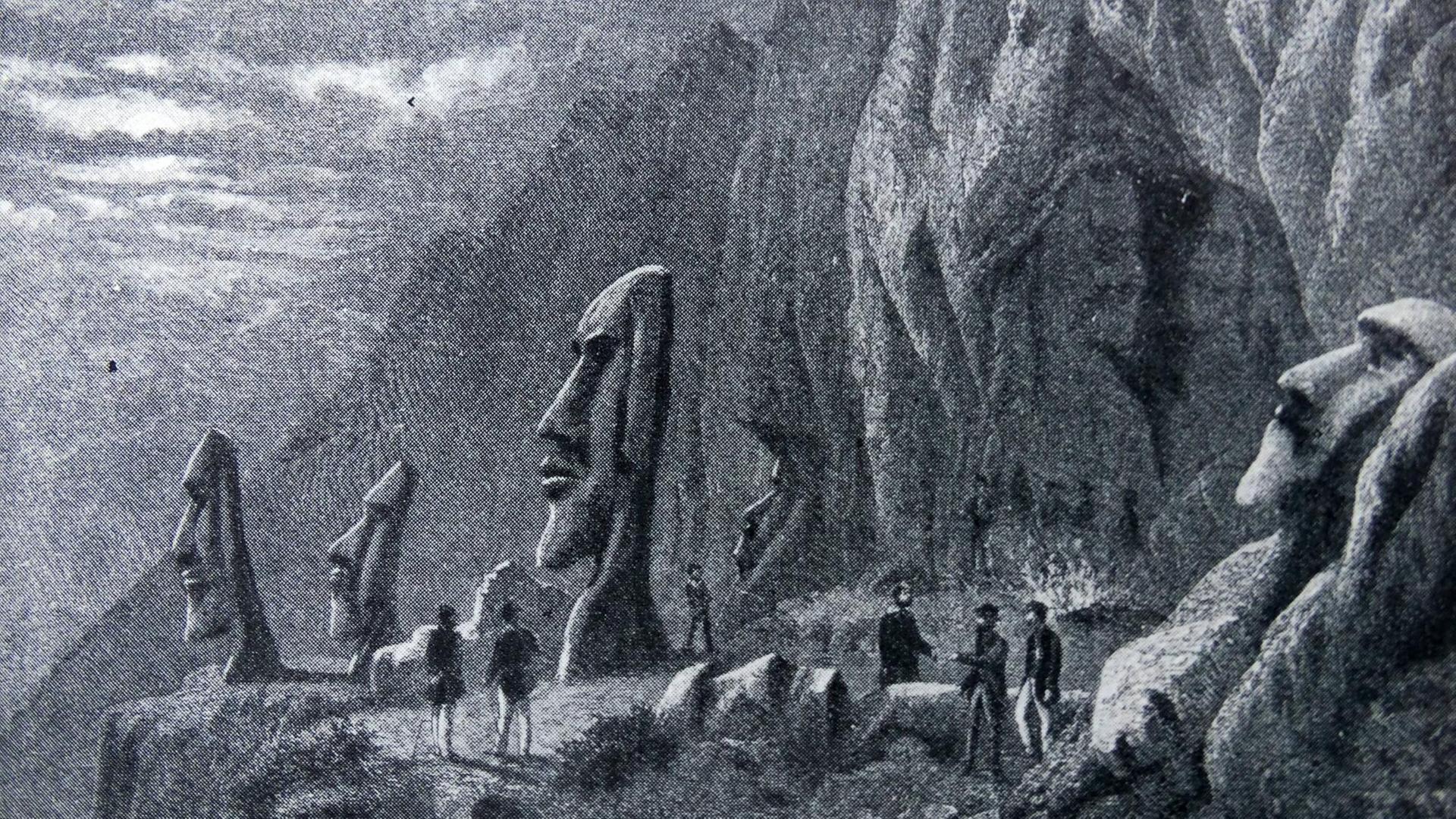 Eine historische Aufnahme um 1900 zeigt europäisch gekleidete Besucher vor den berühmten Steinköpfen bei Ronororaka auf der Osterinsel.