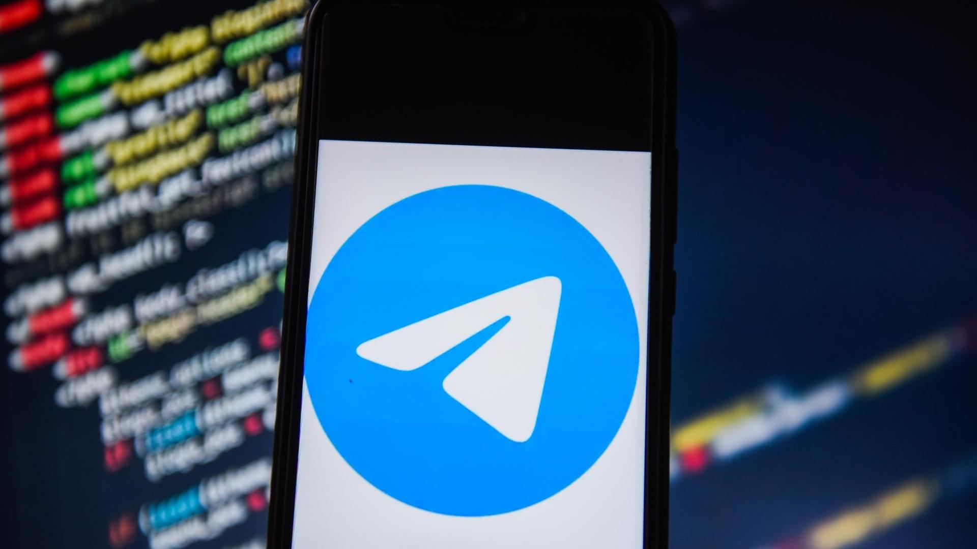 Auf einem Smartphone ist das Logo des Messenger-Dienstes Telegram zu sehen