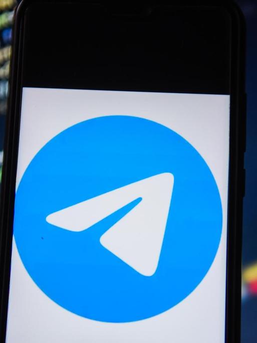 Auf einem Smartphone ist das Logo des Messenger-Dienstes Telegram zu sehen
