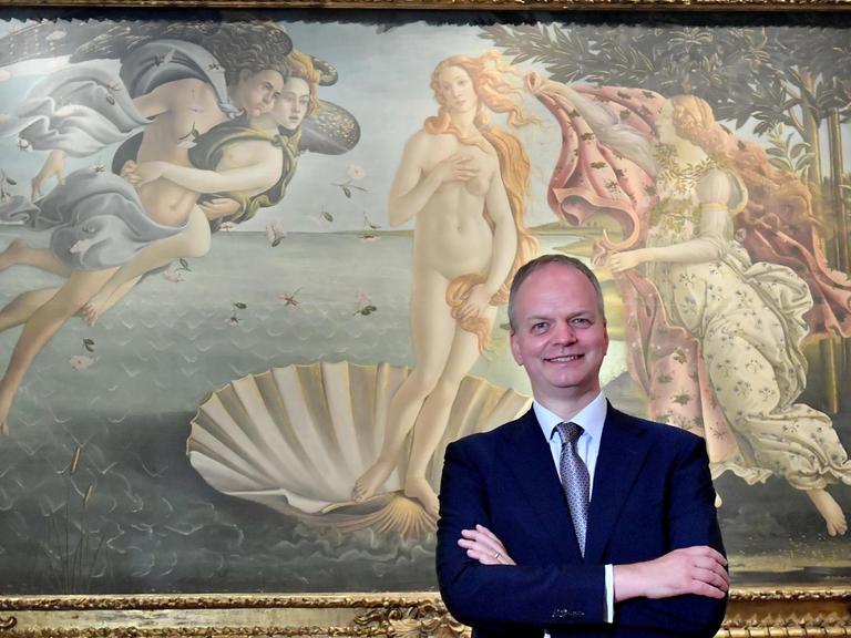 Eike Schmidt, Direktor der Uffizien in Florenz, während einer Pressekonferenz zur Wiedereröffnung im Sommer 2020. Im Hintergrund das Bild "Die Geburt der Venus" von Botticelli.