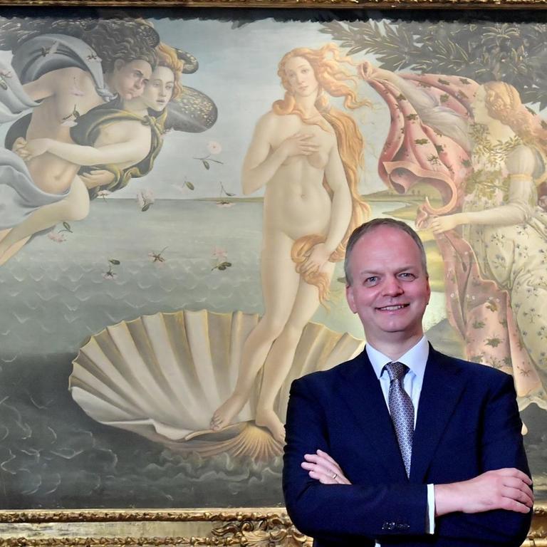Eike Schmidt, Direktor der Uffizien in Florenz, während einer Pressekonferenz zur Wiedereröffnung im Sommer 2020. Im Hintergrund das Bild "Die Geburt der Venus" von Botticelli.