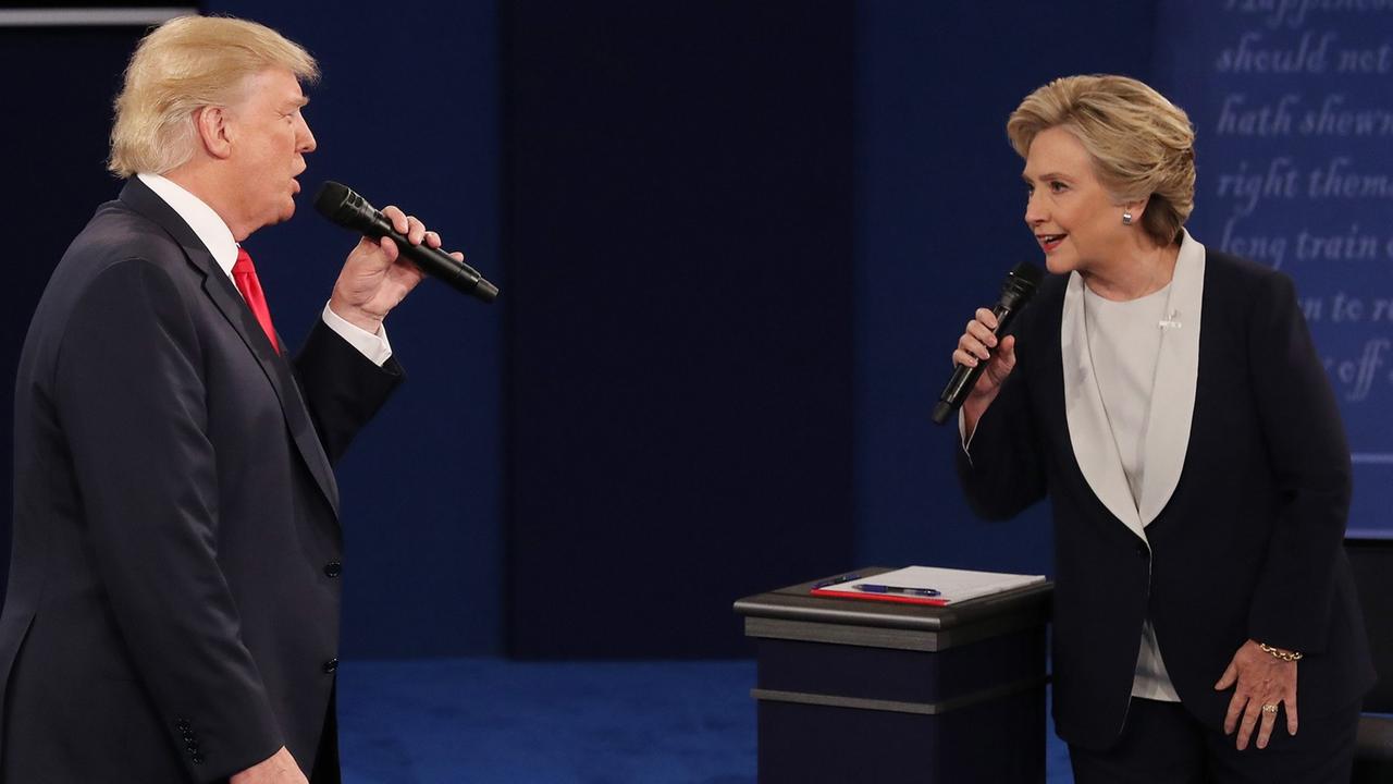 Donald Trump und Hillary Clinton stehen sich mit Mikrofon bei ihrem zweiten TV-Duell gegenüber