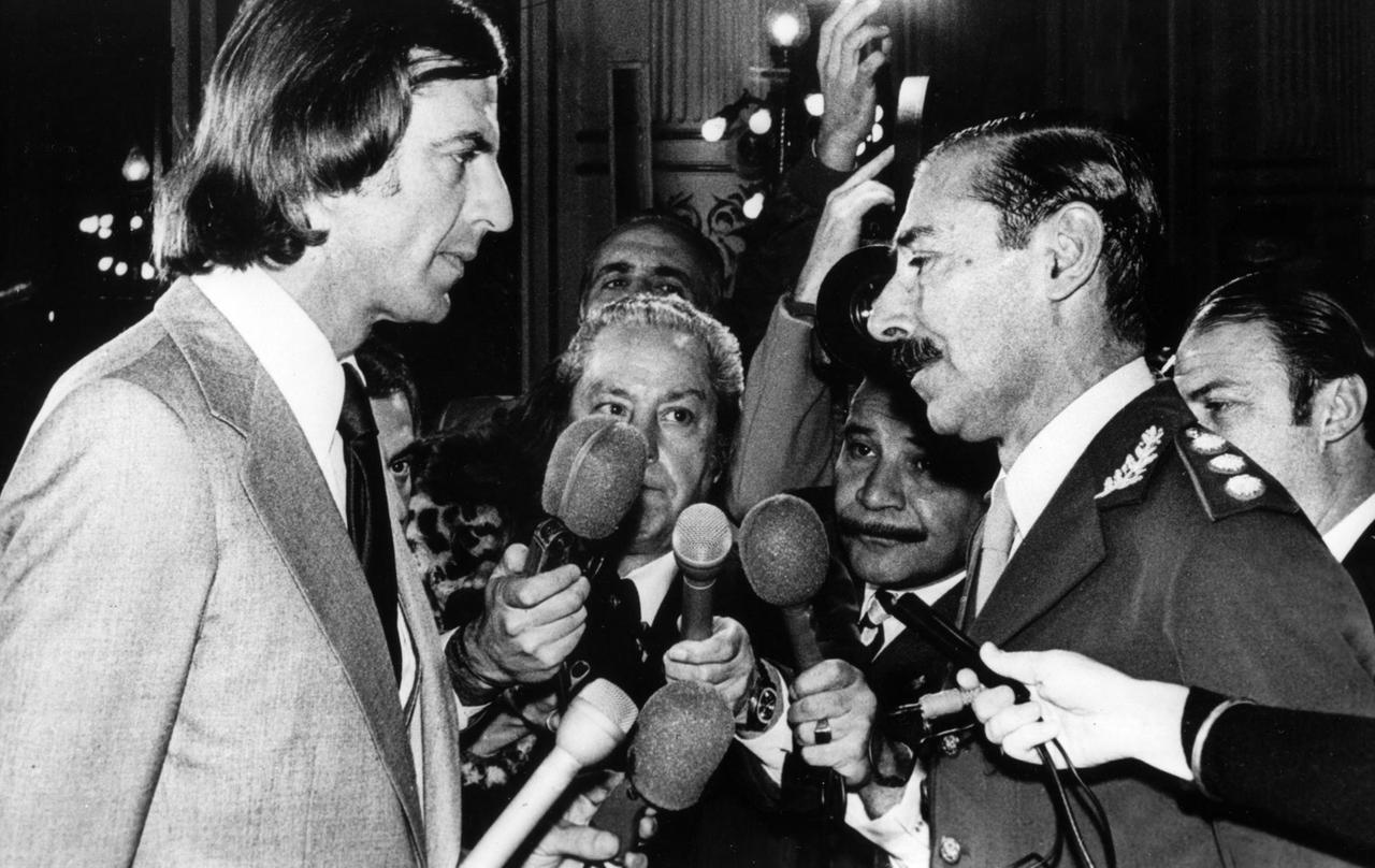 Luis Cesar Menotti (li.), der Trainer der Fußballnationalmannschaft Argentiniens, wird am 26.05.1978 im Regierungspalast in Buenos Aires vom Staatspräsidenten Jorge Videla empfangen. 