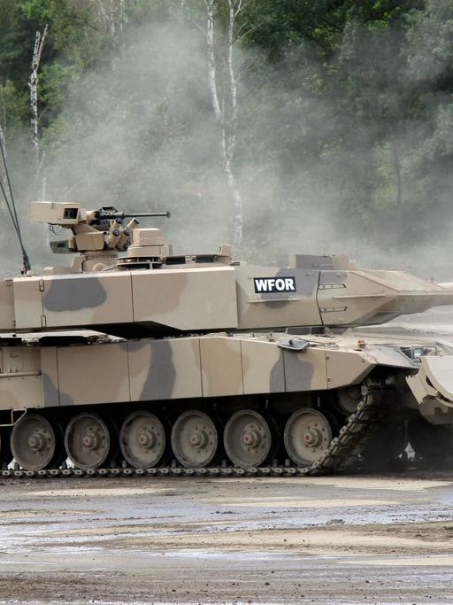 Ein Kampfpanzer Leopard 2 A7+ der Firma KMW (Foto vom September 2010).