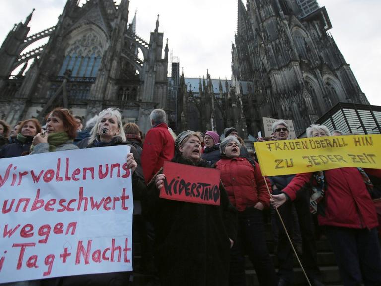 Eine Demonstration vor dem Kölner Dom gegen Rassismus und Sexismus nach den sexuellen Übergriffen in der Silvesternacht.