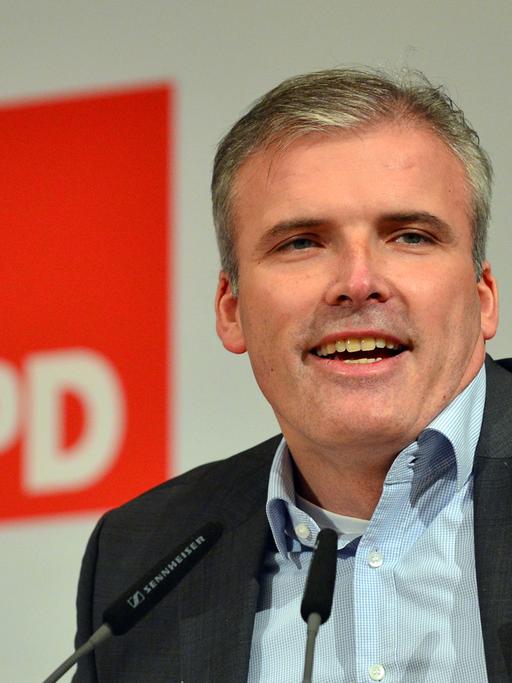 Thüringens SPD-Chef Andreas Bausewein spricht in Sömmerda zu den Delegierten eines SPD-Parteitages.