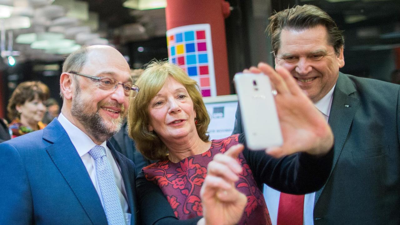 SPD-Kanzlerkandidat Martin Schulz macht am 01.02.2017 bei einem Programmforum der SPD Herne zur Bundestagswahl in Herne (Nordrhein-Westfalen) mit Parteifreunden ein Selfie. 