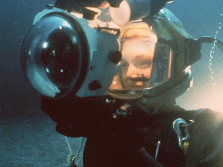 Szene aus dem Film "Abyss" von James Cameron aus dem Jahr 1989. Mit aufwendiger Tricktechnik wird die Suche nach einem verschollenen Atom-U-Boot gezeigt, wobei das Team auf sonderbare Erscheinungen stößt...