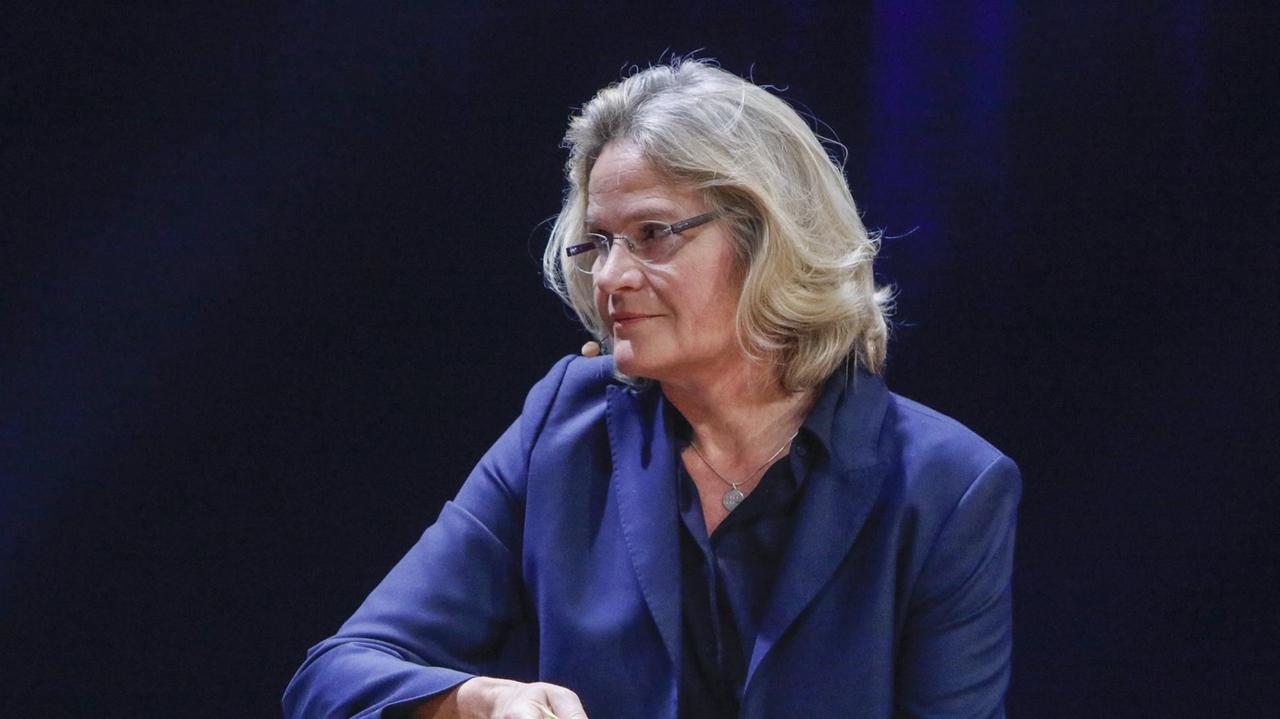 Die Journalistin Annette Bruhns sitzt 2019 auf einer Bühne der Frankfurter Buchmesse