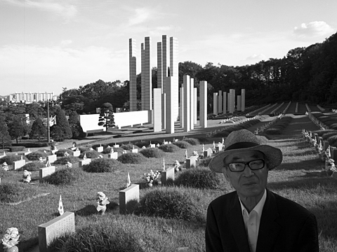 Ko Un auf dem Nationalfriedhof des 19. April, Seoul