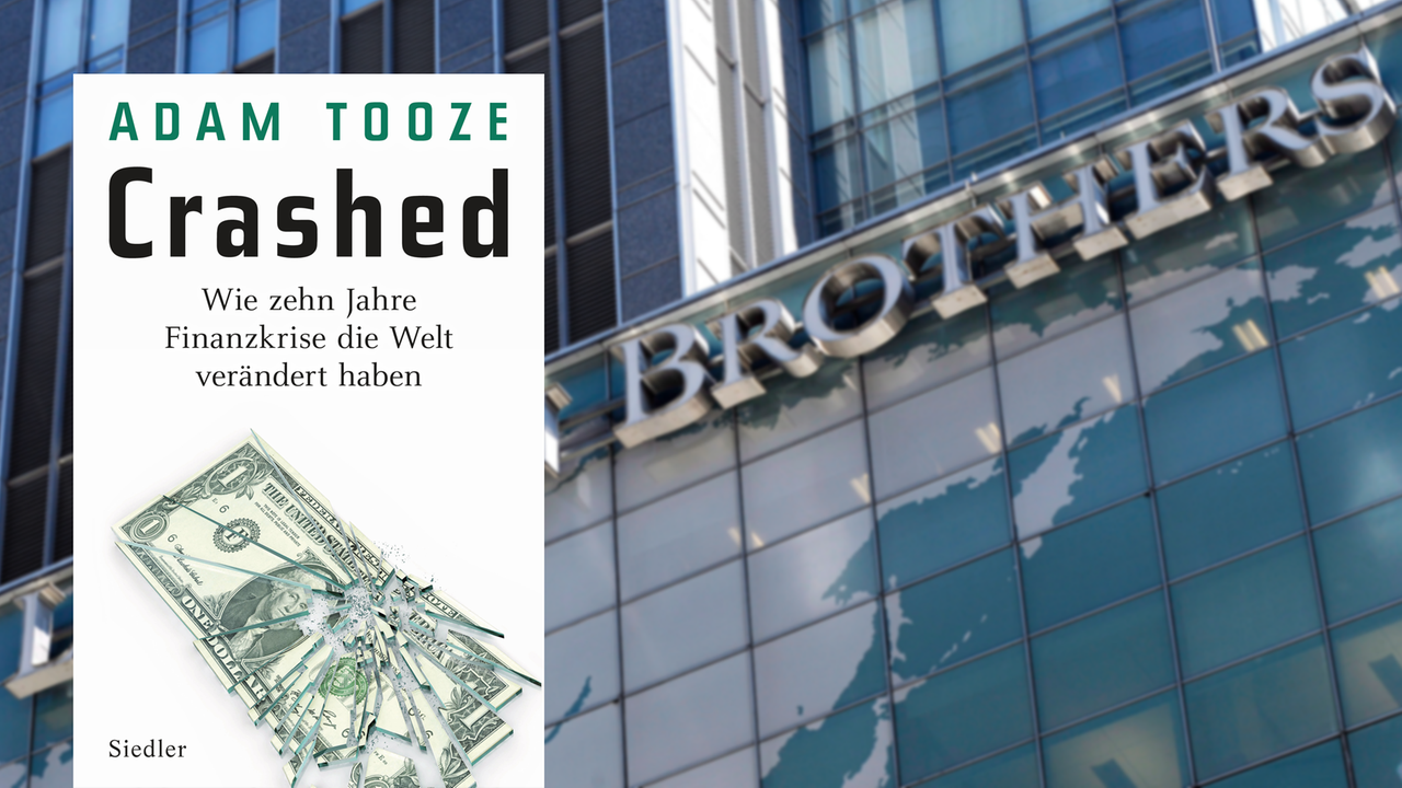 Cover von Adam Tooze: "Crashed", im Hintergrund ist die Fassade des Gebäudes von Lehman Brothers zu sehen