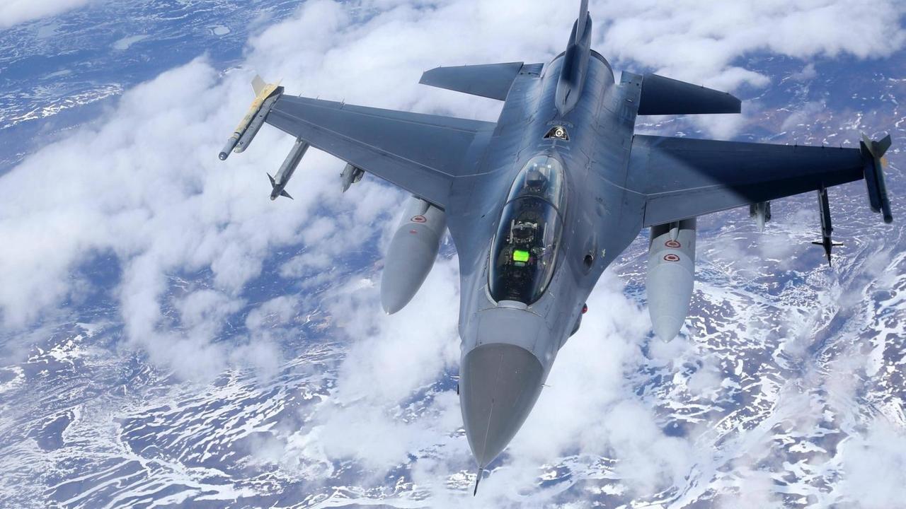 Ein Kampfflugzeug vom Typ F-16