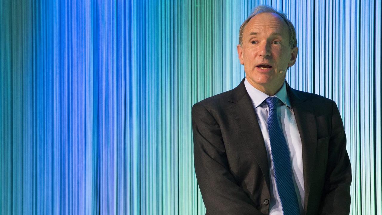 Tim Berners-Lee spricht beom Gottlieb Duttweiler Preis in Zürich in der Schweitz. Im Hintergrund blau-grüne Linien.