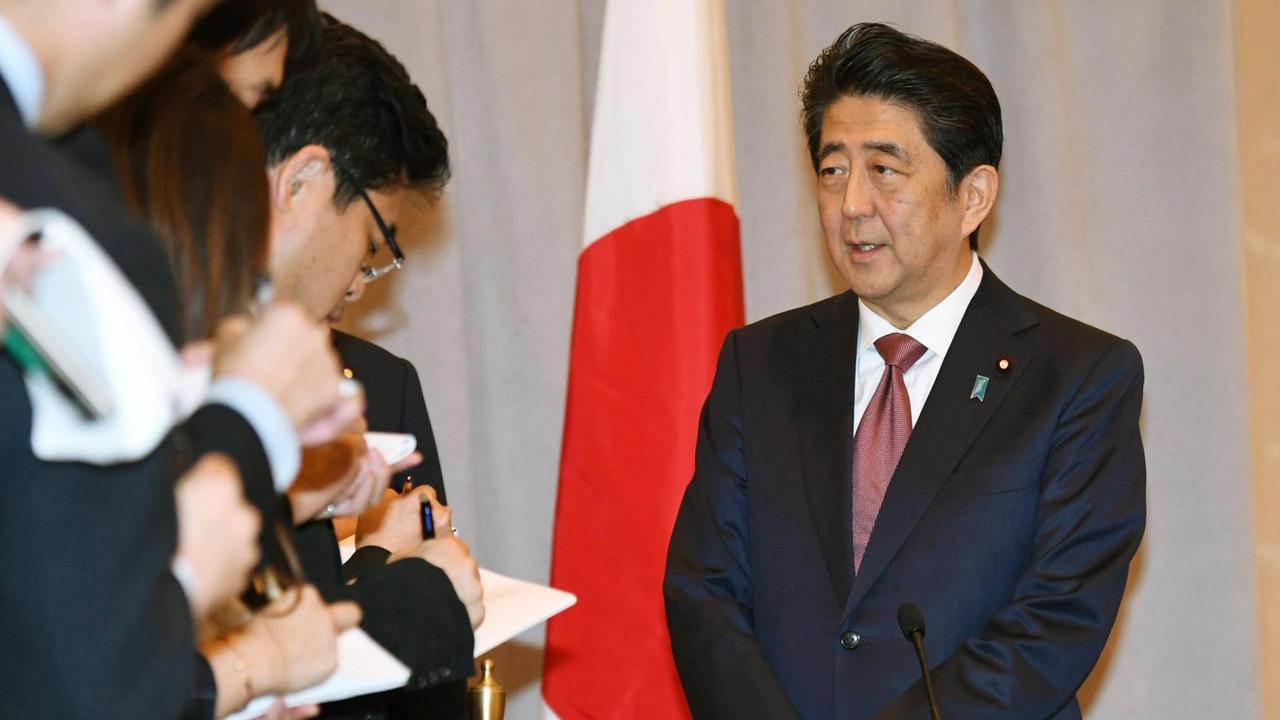 Nach seinem Gespräch mit dem designierten US-Präsident Trump stellt sich Japans Regierungschef Abe den Journalisten
