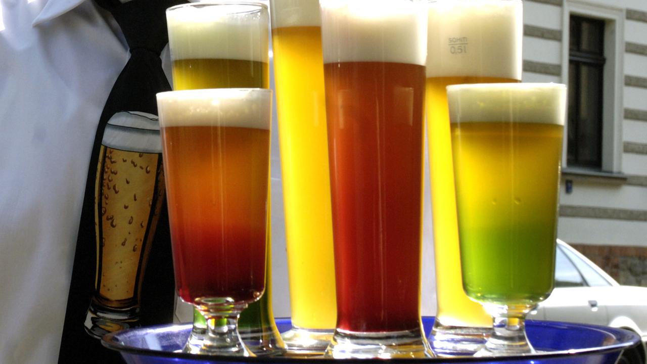 Verschiedene Sorten des obergärigen Bieres "Gose" werden in der Leipziger Gaststätte "Ohne Bedenken" präsentiert.
