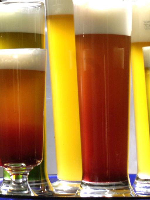 Verschiedene Sorten des obergärigen Bieres "Gose" werden in der Leipziger Gaststätte "Ohne Bedenken" präsentiert.