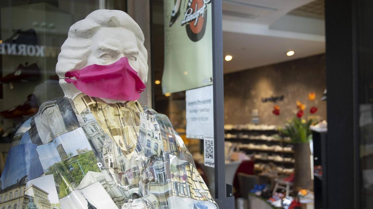 Beethoven Figur mit einem Mund-Nasen-Schutz waehrend der Coronakrise in Bonn 2020.
