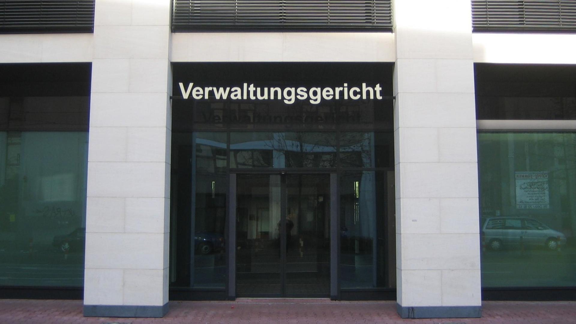 Der Eingangsbereich am Verwaltungsgericht in Frankfurt am Main.