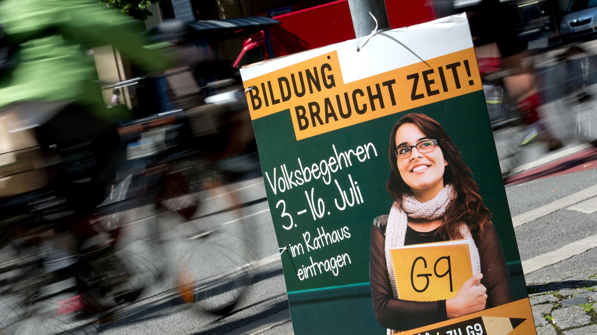 Ein Plakat mit der Aufschrift "Bildung braucht Zeit - Volksbegehren 03.-16.06.2014 im Rathaus eintragen" ist in München (Bayern) zu sehen.