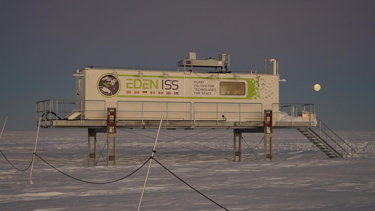 Die EDEN-ISS steht wie die anderen Gebäude der deutschen Antarktis-Polarstation auf Stelzen, um ein Einsinken in Schnee und Eis zu verhindern.