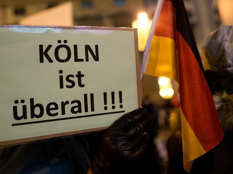 Anhänger der islamkritischen Bewegung Bagida (Bayern gegen die Islamisierung des Abendlandes) in München halten ein Plakat mit der Aufschrift "Köln ist überall" in den Händen. Bagida ist ein regionaler Ableger der islamkritischen Pegida-Bewegung