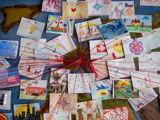 Unzählige bunte Postkarten und Briefe an roten Schnüren markieren in der Freien Waldorfschule Uhlandshöhe die Korrespondenz mit anderen Waldorfschulen. Öko und esoterisch - Klischees über Waldorfschulen gibt es viele. Dennoch verbuchen sie 100 Jahre nach Gründung der ersten Einrichtung großen Zulauf.