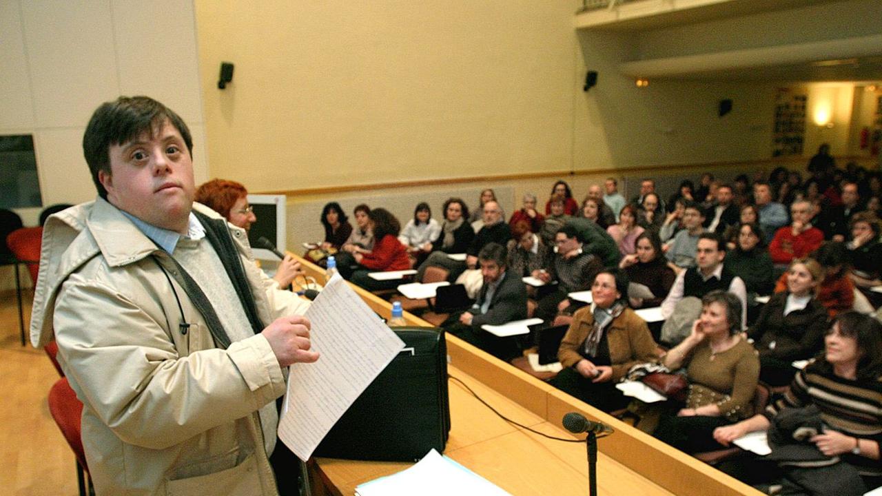 Der Schauspieler Pablo Pineda, aufgenommen in Barcelona (Foto vom 30.01.2004). Der Student aus Malaga ist mit dem Down-Syndrom zur Welt gekommen. Als erster Europäer mit Down-Syndrom hat er ein Studium beendet und will noch einen zweiten in Psychopädagogi Der Schauspieler Pablo Pineda, aufgenommen in Barcelona (Foto vom 30.01.2004). Der Student aus Malaga ist mit dem Down-Syndrom zur Welt gekommen. Als erster Europäer mit Down-Syndrom hat er ein Studium beendet und will noch einen zweiten in Psychopädagogi