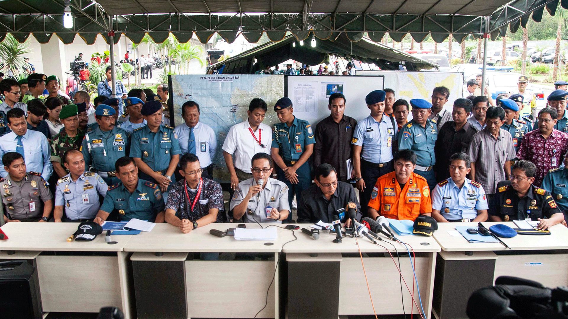 Pressekonferenz zur Suche nach dem mutmaßlich abgestürzten Air-Asia-Passagierflugzeug.
