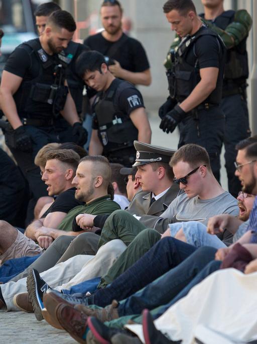 Zirka 50 Mitglieder der rechtsextremen Identitären Bewegung versuchten am 19.5.2017 das Vordach des Bundesministerium der Justiz und für Verbraucherschutz in der Mohrenstrasse in Berlin zu besetzen.