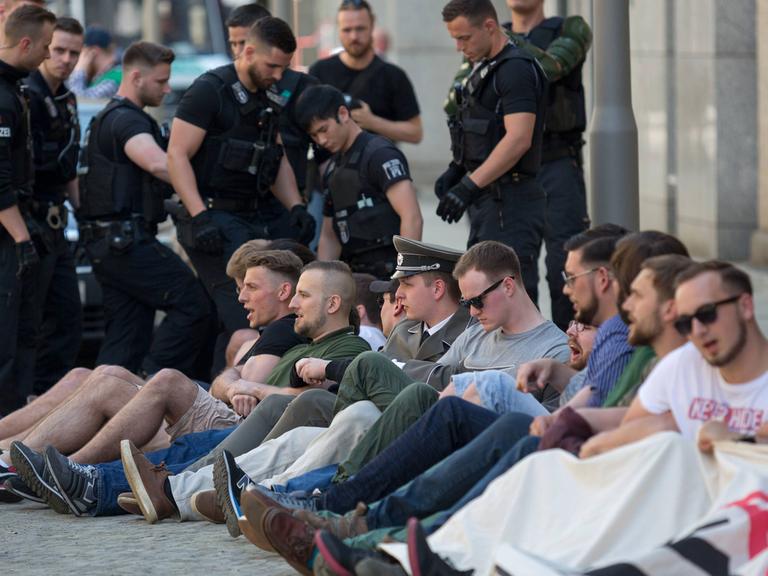 Zirka 50 Mitglieder der rechtsextremen Identitären Bewegung versuchten am 19.5.2017 das Vordach des Bundesministerium der Justiz und für Verbraucherschutz in der Mohrenstrasse in Berlin zu besetzen.