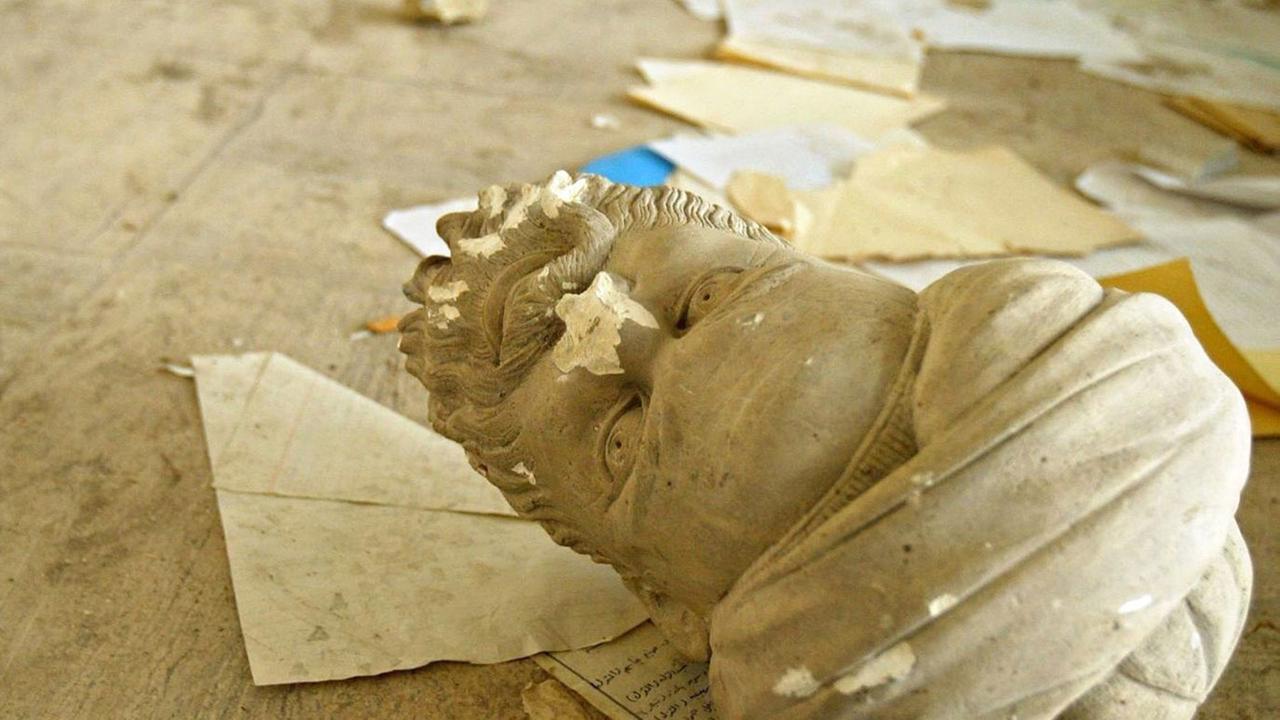 Teile einer zerstörten antiken Skulptur im Irakischen Nationalmuseum in Bagdad (2003).