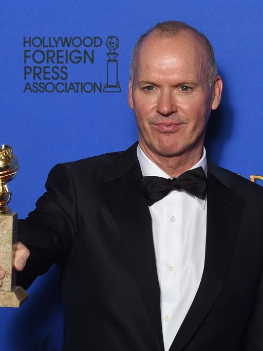 US-Schauspieler Michael Keaton mit seinem Golden Globe für die Beste männliche Hauptrolle, den er für seinen Auftritt in "Birdman" erhielt.