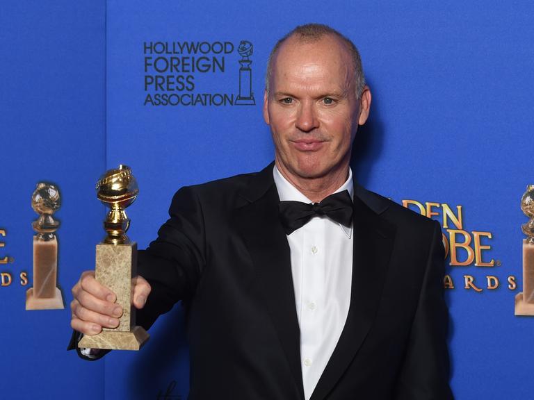 US-Schauspieler Michael Keaton mit seinem Golden Globe für die Beste männliche Hauptrolle, den er für seinen Auftritt in "Birdman" erhielt.